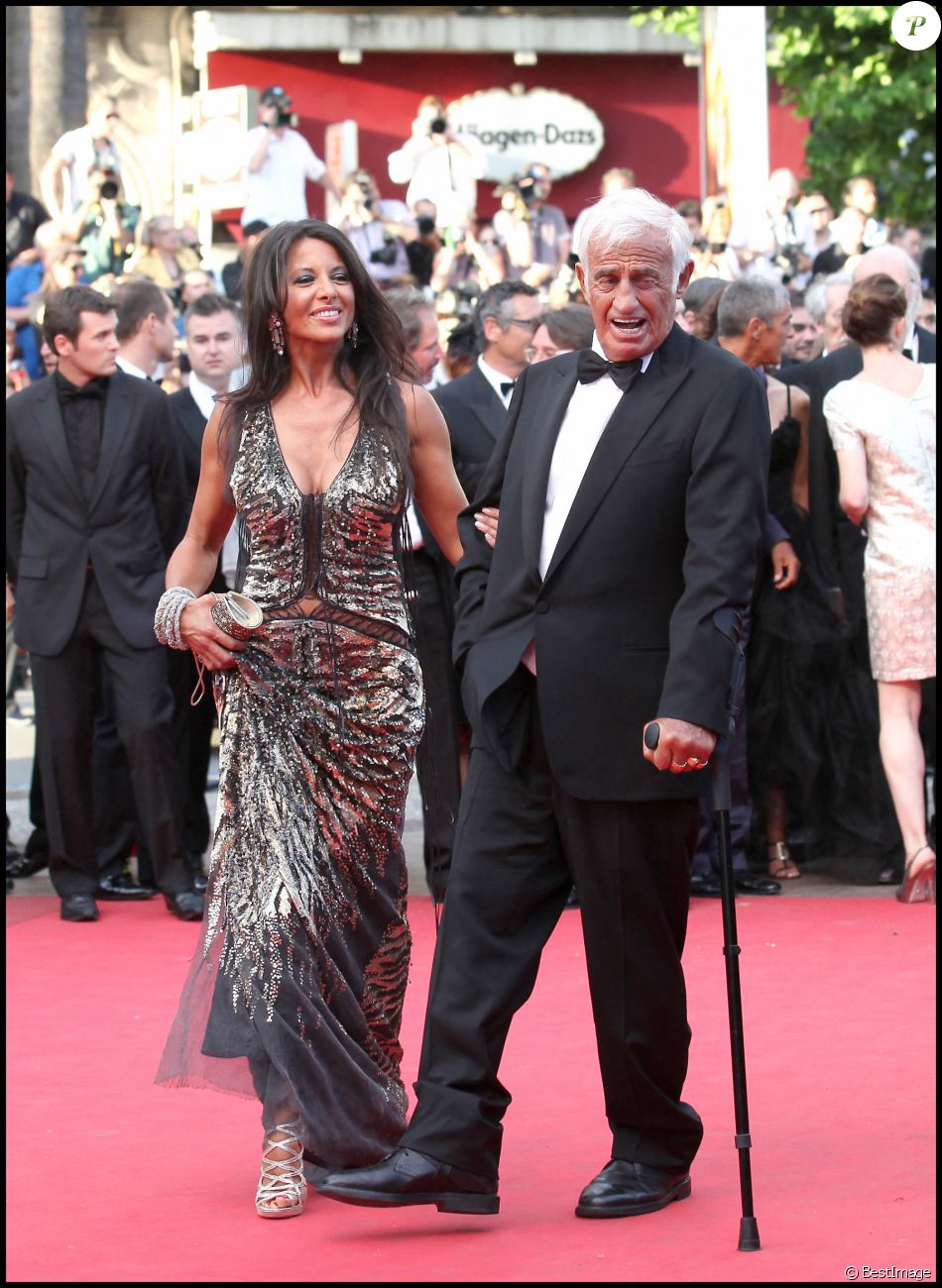 Jean-Paul Belmondo, Barbara Gandolfi - Montée des marches du film "The Beaver", 64e Festival de Cannes.