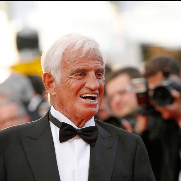 Jean-Paul Belmondo, Barbara Gandolfi - Montée des marches du film "The Beaver" - 64e Festival de Cannes.