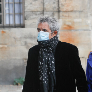 Exclusif - Julien Clerc et sa femme Hélène Grémillon - Arrivées à la messe hommage à Jean-Loup Dabadie en l'église Saint-Germain-des-Prés à Paris le 23 septembre 2020.