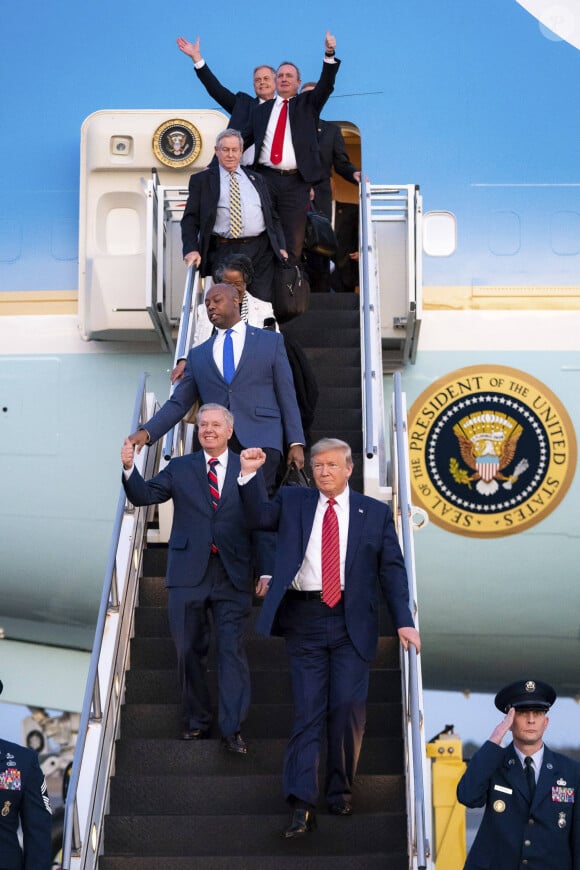 Le président américain Donald Trump débarque de l'Air Force One à l'aéroport international de Charleston à Charleston, Caroline du Sud, États-Unis, le 28 février 2020. Trump est arrivé à Charleston pour tenir un rassemblement électoral à la veille de la primaire démocrate de l'État. © Tia Dufour/White House/Planet Pix/Zuma Press/Bestimage