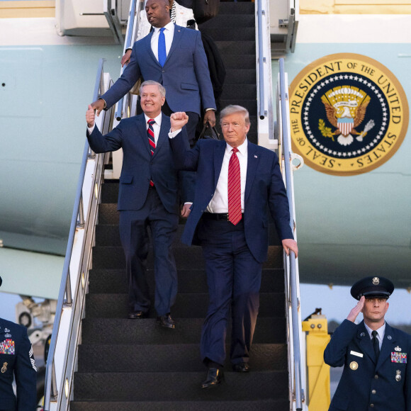 Le président américain Donald Trump débarque de l'Air Force One à l'aéroport international de Charleston à Charleston, Caroline du Sud, États-Unis, le 28 février 2020. Trump est arrivé à Charleston pour tenir un rassemblement électoral à la veille de la primaire démocrate de l'État. © Tia Dufour/White House/Planet Pix/Zuma Press/Bestimage