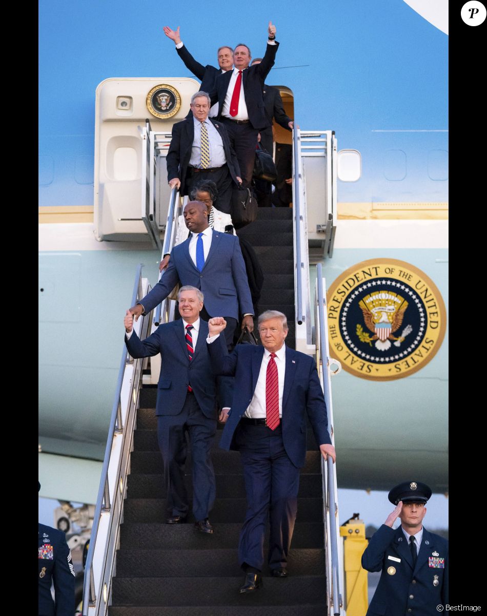 Le président américain Donald Trump débarque de l'Air Force One à l'aéroport international de Charleston à Charleston, Caroline du Sud, États-Unis, le 28 février 2020. Trump est arrivé à Charleston pour tenir un rassemblement électoral à la veille de la primaire démocrate de l'État. © Tia Dufour/White House/Planet Pix/Zuma Press/Bestimage