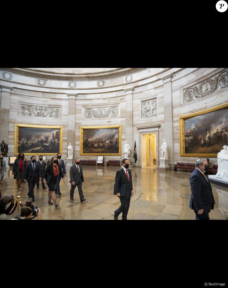 Les responsables de la mise en accusation de Donald Trump se rendent au Sénat pour lancer la procédure au Capitole des Etats-Unis à Washington le 9 février 2021.