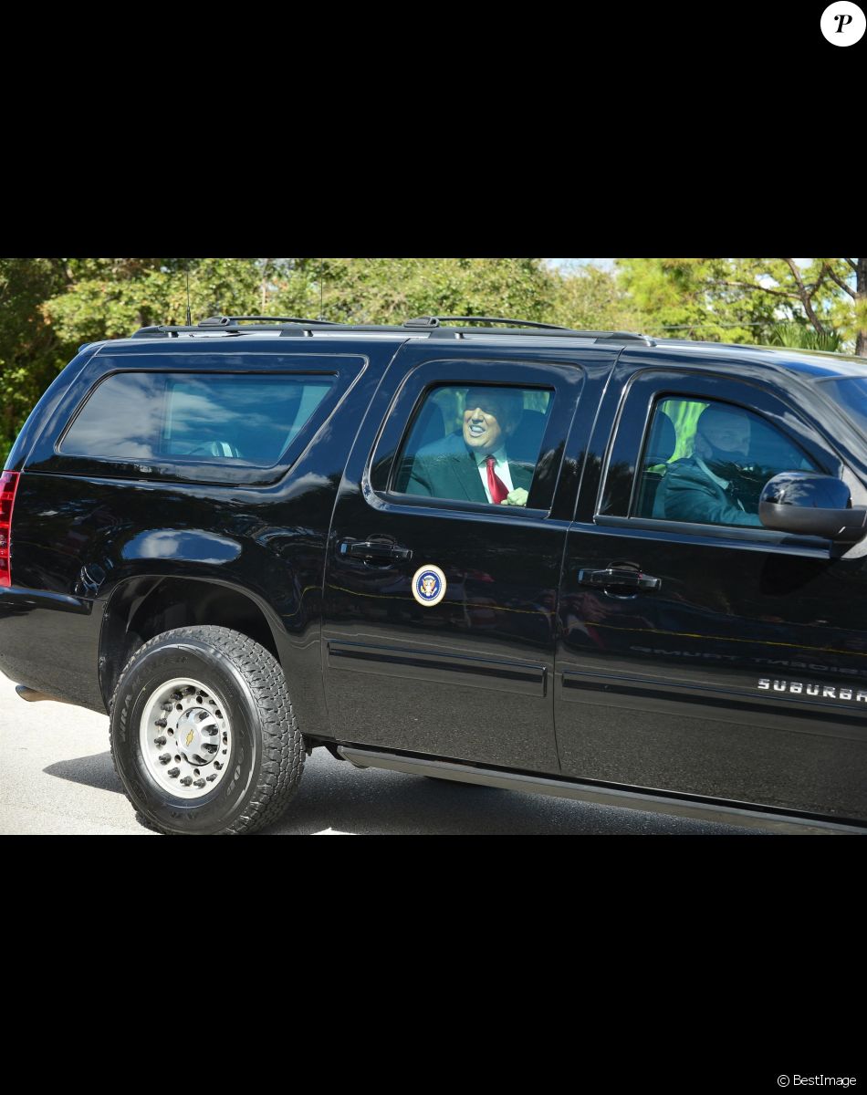 Des partisans du président américain Donald J.Trump attendent dans la rue que le cortège présidentiel arrive en route pour Mar-a -Lago pour la dernière fois en tant que président des États-Unis le mercredi 20 janvier 2021 à West Palm Beach, Floride.