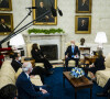 Le président Joe Biden faire une déclaration lors d'une réunion avec les gouverneurs et les maires dans le bureau ovale de Washington, DC, le vendredi 12 février 2021