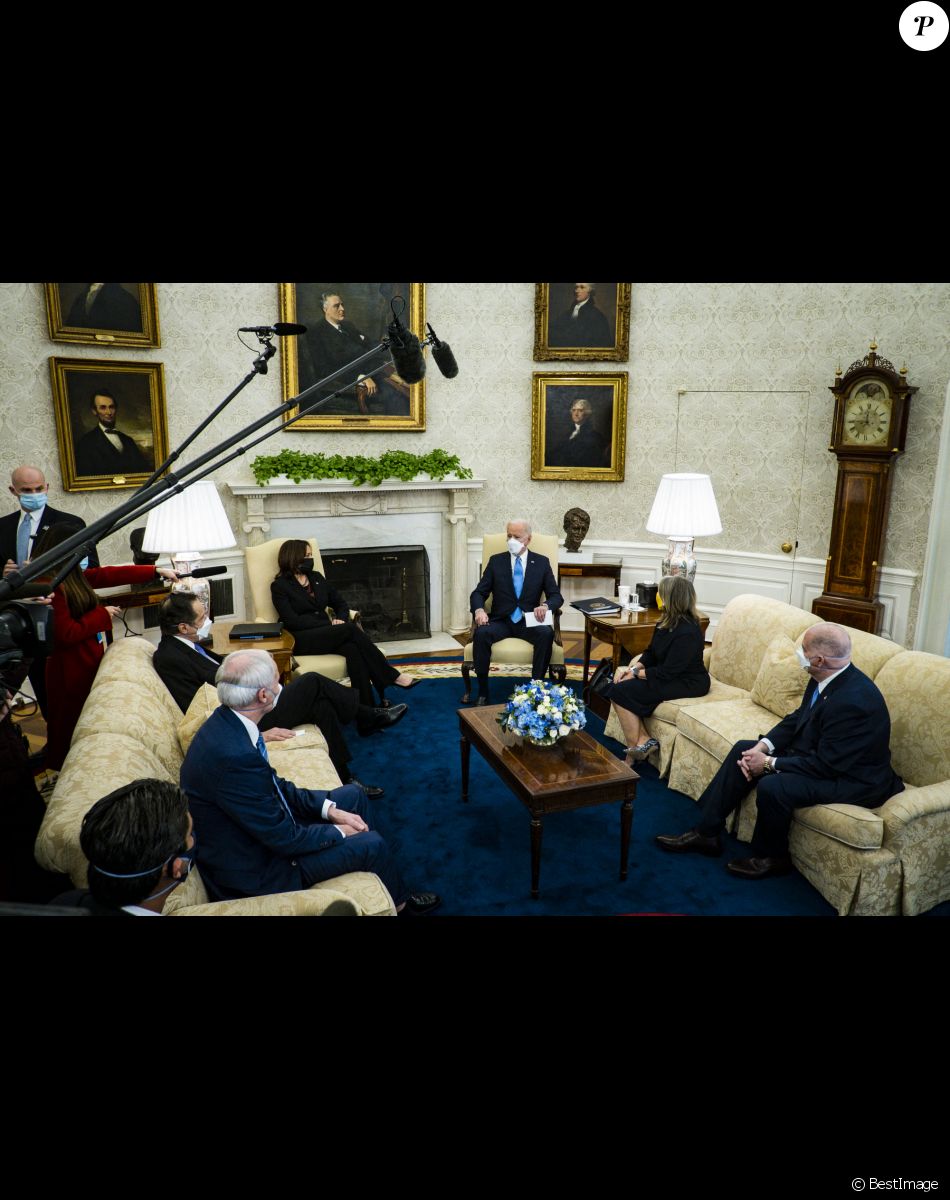 Le président Joe Biden faire une déclaration lors d'une réunion avec les gouverneurs et les maires dans le bureau ovale de Washington, DC, le vendredi 12 février 2021