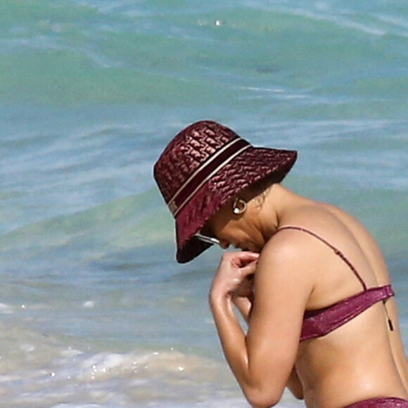Exclusif - Jennifer Lopez, en maillot de bain, et son compagnon Alex Rodriguez profitent du soleil et de la plage lors de leurs vacances dans les Îles Turks et Caïques. Le 13 janvier 2021.