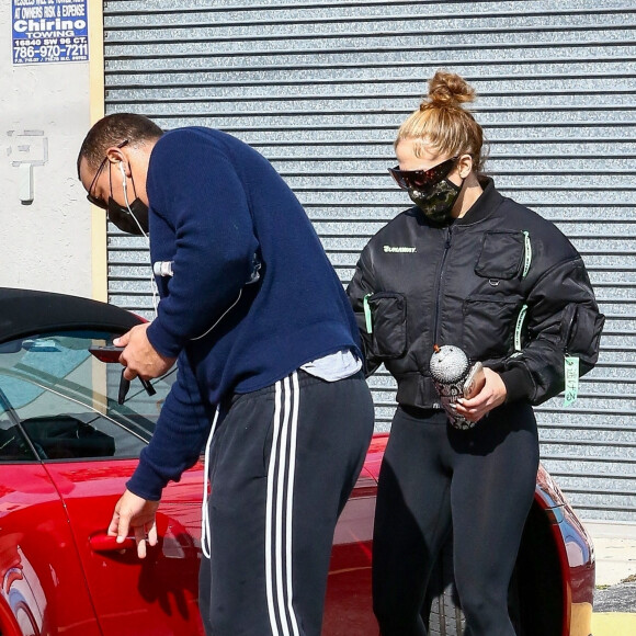 Alex Rodriguez et sa compagne Jennifer Lopez à la sortie de leur cours de gym à Los Angeles, le 26 décembre 2020.