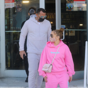 Jennifer Lopez et son fiancé Alex Rodriguez sortent de la UFC Gym après leur séance de sport à Miami, le 13 décembre 2020.