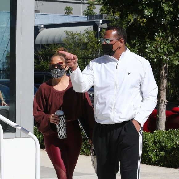 Jennifer Lopez et son fiancé Alex Rodriguez arrivent à la UFC Gym pour leur séance de sport à Miami, le 13 décembre 2020.