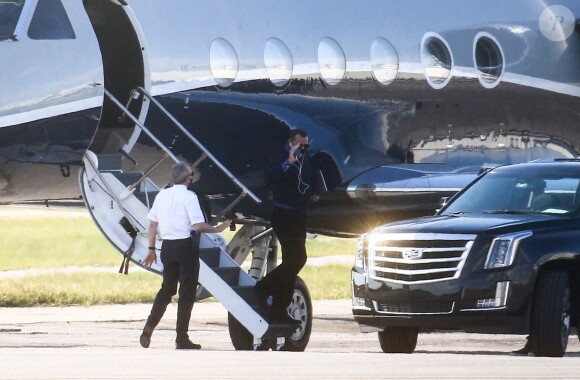 Jennifer Lopez et Alex Rodriguez arrivent en jet privé à Miami en provenance de New York le 10 décembre 2020.