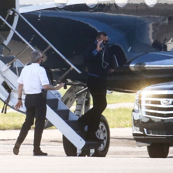 Jennifer Lopez et Alex Rodriguez arrivent en jet privé à Miami en provenance de New York le 10 décembre 2020.