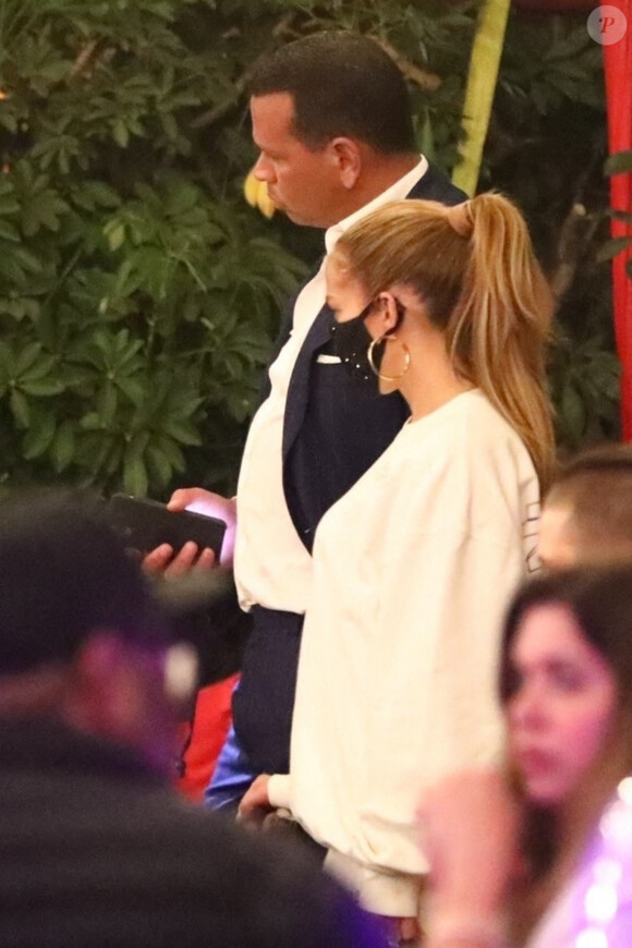 Exclusif - Jennifer Lopez et Alex Rodriguez saluent leurs fans à leur sortie du restaurant Matsuhisa avant le couvre feu de l'épidémie de coronavirus (COVID-19) à Beverly Hills le 19 novembre 2020.