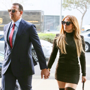 Exclusif - Jennifer Lopez et son fiancé Alex Rodriguez arrivent à un rendez-vous d'affaires dans le quartier de Beverly Hills à Los Angeles, le 18 février 2020