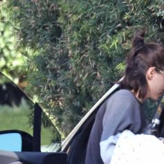 Joaquin Phoenix, sa compagne Rooney Mara et leur nouveau-né River sortent de la maison d'amis à Los Angeles, le 11 février 2021.