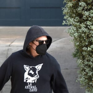 Joaquin Phoenix, sa compagne Rooney Mara et leur nouveau-né River sortent de la maison d'amis à Los Angeles, le 11 février 2021.