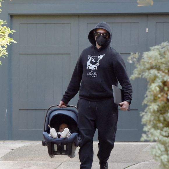 Joaquin Phoenix, sa compagne Rooney Mara et leur nouveau-né River sortent de la maison d'amis à Los Angeles, le 11 février 2021.