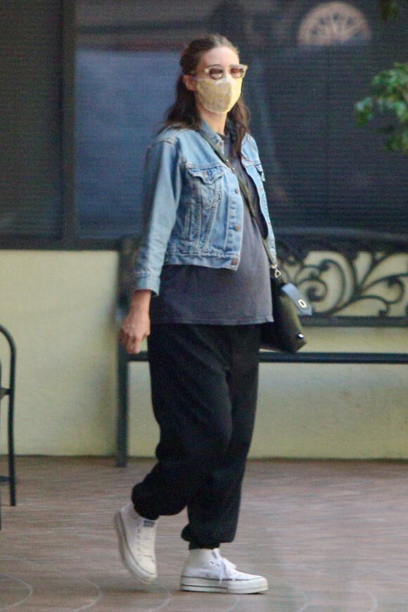 Exclusif - Rooney Mara, enceinte, lors d'une sortie en ville à Los Angeles le 10 juillet 2020.