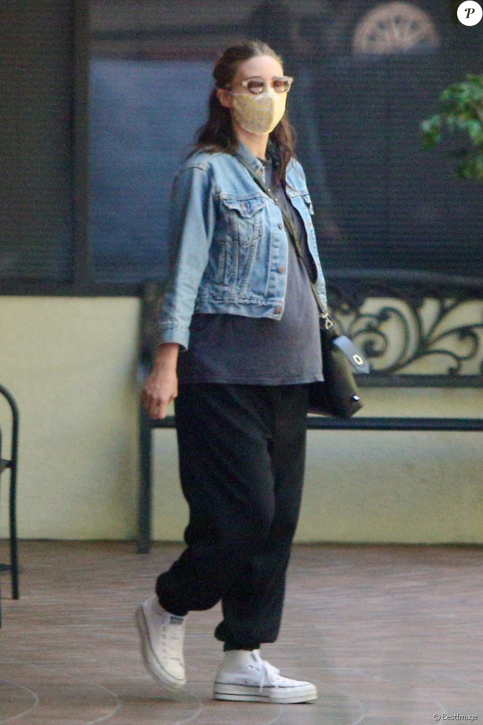 Exclusif - Rooney Mara, enceinte, lors d&#039;une sortie en ville à Los Angeles le 10 juillet 2020.