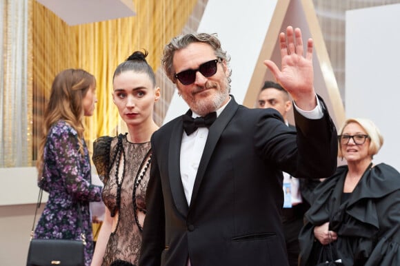 Joaquin Phoenix et sa compagne Rooney Mara arrivent à la 92ème cérémonie des Oscars 2020 au Hollywood and Highland à Los Angeles, le 9 février 2020. © AMPAS/Zuma Press/Bestimage