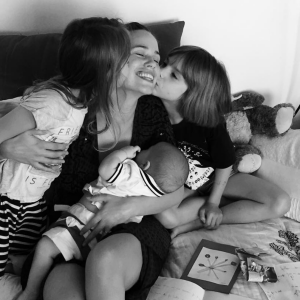 Lucie Lucas avec ses trois enfants, Lilou, Moïra et Milo, sur Instagram