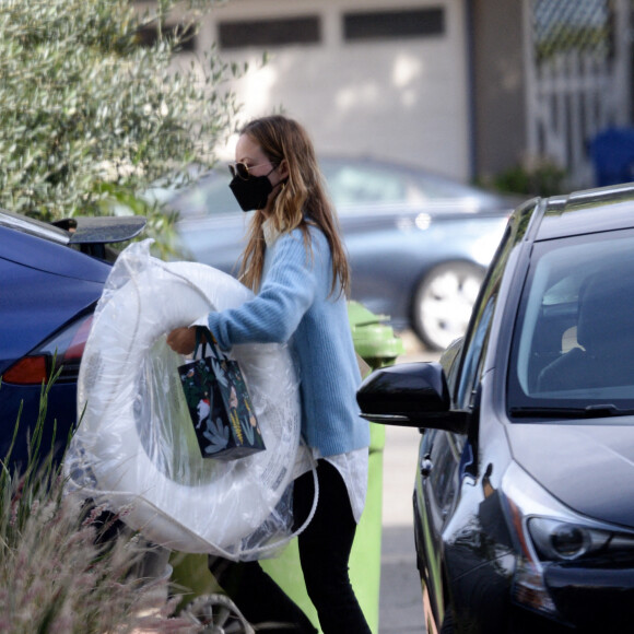 Exclusif - Olivia Wilde arrive, les bras chargés de courses, au domicile qu'elle partageait avec son ex-fiancé Jason Sudeikis. Los Angeles, le 14 février 2021.