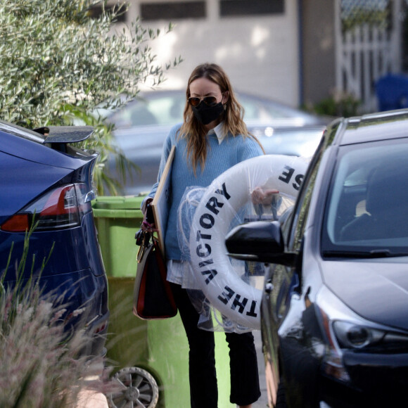 Exclusif - Olivia Wilde arrive, les bras chargés de courses, au domicile qu'elle partageait avec son ex-fiancé Jason Sudeikis. Los Angeles, le 14 février 2021.
