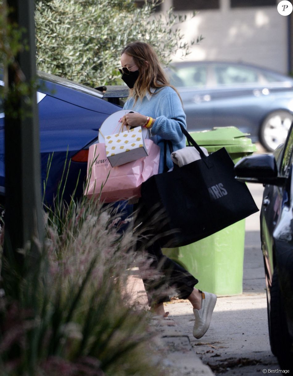 Exclusif Olivia Wilde Arrive Les Bras Charges De Courses Au Domicile Qu Elle Partageait Avec Son Ex Fiance Jason Sudeikis Los Angeles Le 14 Fevrier 2021 Purepeople