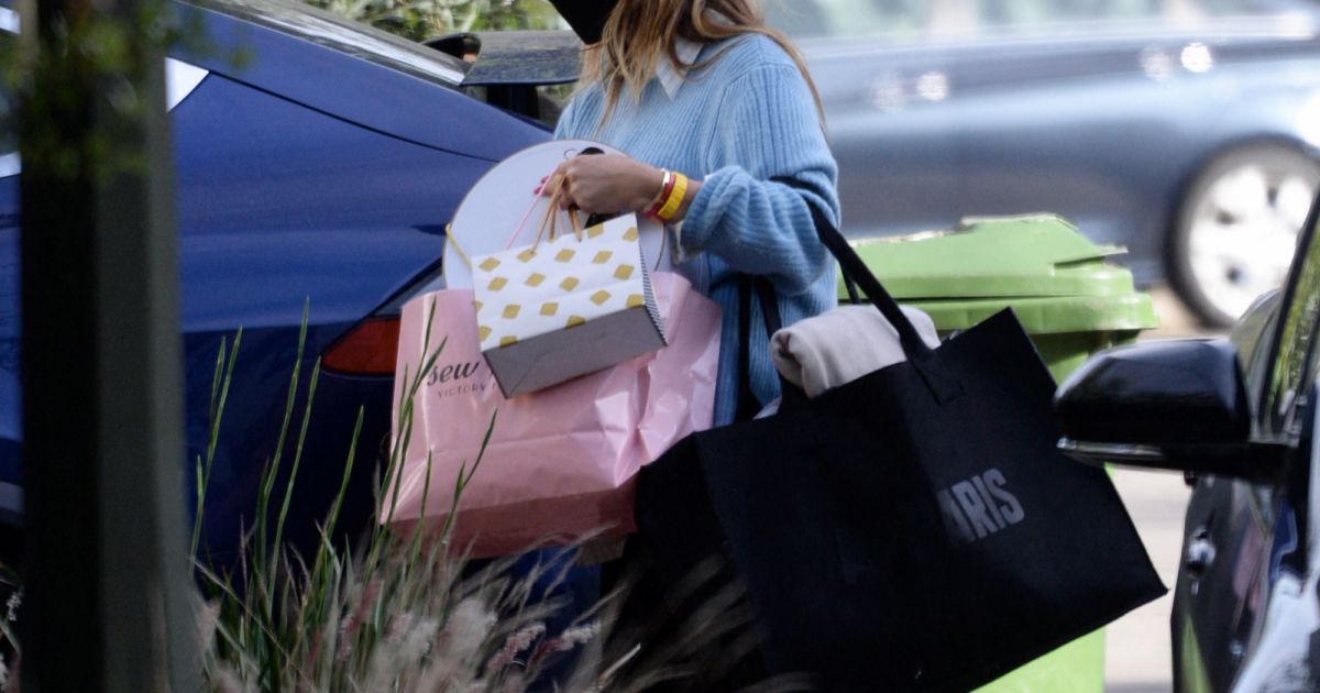 Exclusif - Olivia Wilde arrive, les bras chargés de courses, au