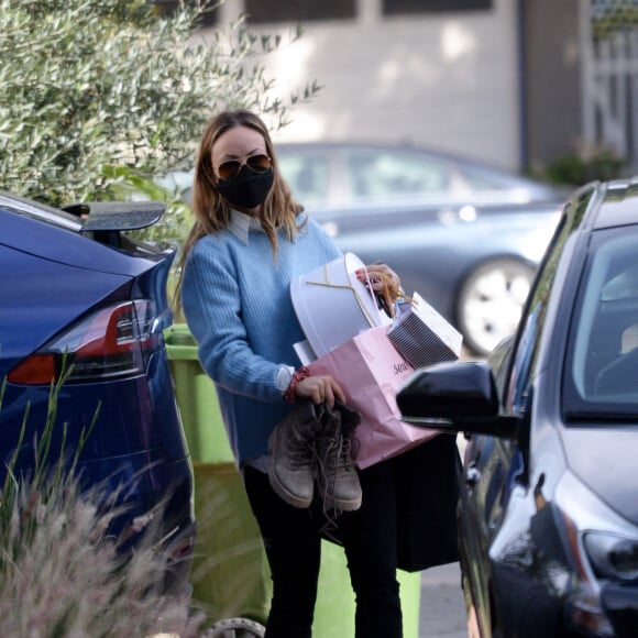Exclusif - Olivia Wilde arrive, les bras chargés de courses, au domicile qu'elle partageait avec son ex-fiancé Jason Sudeikis. Los Angeles, le 14 février 2021.