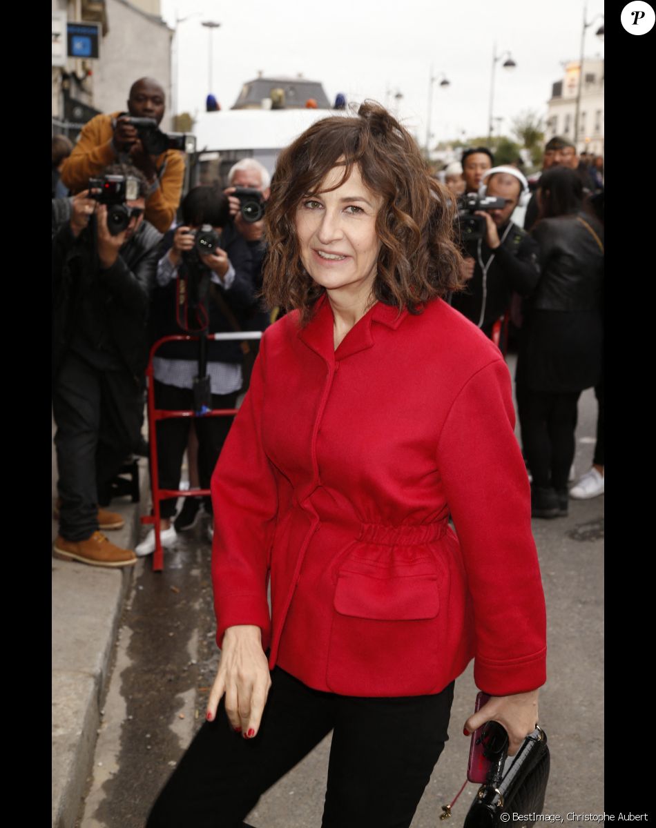 Valérie Lemercier - Arrivées au défilé Giambattista Valli bd Péreire à Paris lors des collections Printemps Eté 2018 à Paris, le lundi 2 octobre 2017 © Christophe Aubert via Bestimage