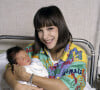 Archives - En France, à Paris, Ariane Carletti avec son fils Tristan à la maternité le 1 novembre 1989.