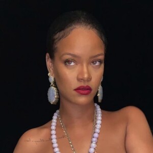 Rihanna pose topless pour sa marque de lingerie Savage X Fenty.