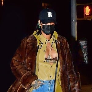 Exclusif - Rihanna sort dîner avec son compagnon Asap Rocky (non photographié) et des amis chez Emilio Ballato, le restaurant du compagnon de Katie Holmes à New York le 18 janvier 2021.