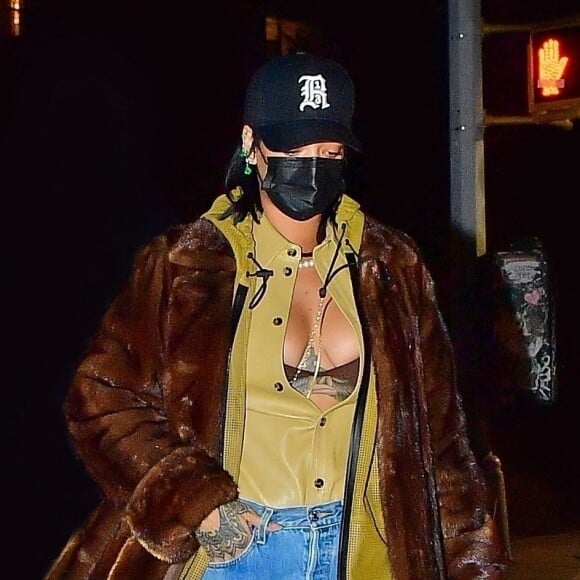 Exclusif - Rihanna sort dîner avec son compagnon Asap Rocky (non photographié) et des amis chez Emilio Ballato, le restaurant du compagnon de Katie Holmes à New York le 18 janvier 2021.