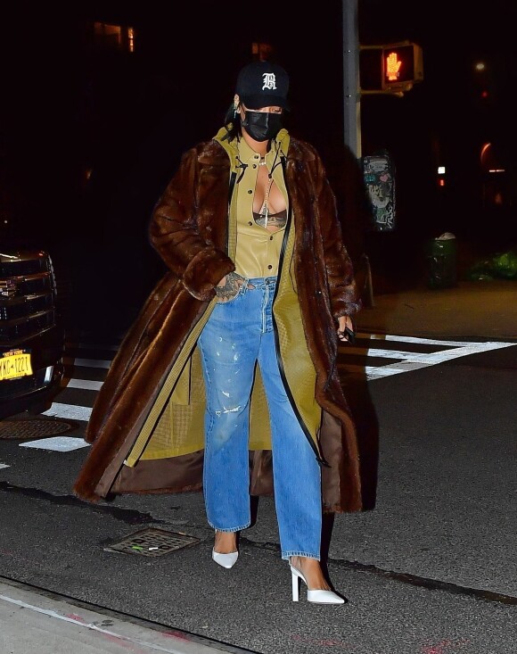 Exclusif - Rihanna sort dîner avec son compagnon Asap Rocky (non photographié) et des amis chez Emilio Ballato, le restaurant du compagnon de Katie Holmes à New York le 18 janvier 2021.