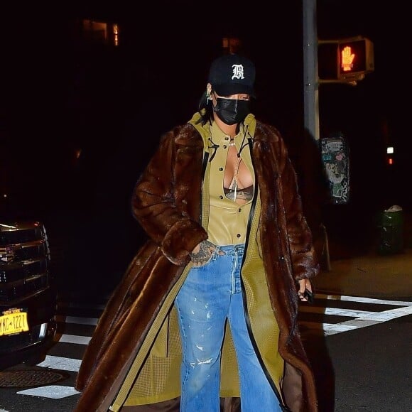 Exclusif - Rihanna sort dîner avec son compagnon Asap Rocky (non photographié) et des amis chez Emilio Ballato, le restaurant du compagnon de Katie Holmes à New York le 18 janvier 2021.