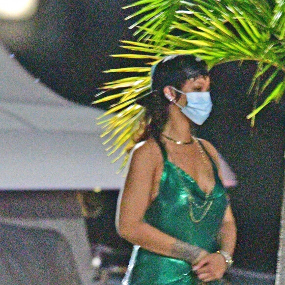 Exclusif - Rihanna s'éclate dans les vagues à la Barbade avec avec son nouveau compagnon le rappeur Asap Rocky et des amis le 28 décembre 2020.