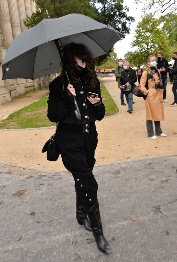 Isabelle Adjani - sorties du défilé de mode prêt-à-porter printemps-été 2021 "Chanel" au Grand Palais à Paris. Le 6 octobre 2020 © Veeren Ramsamy-Christophe Clovis / Bestimage 