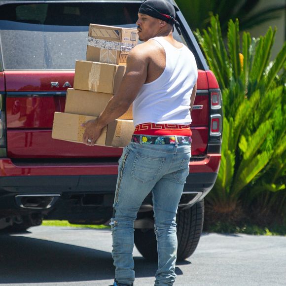 Exclusif - Kenneth Petty, le mari de Nicki Minaj, enceinte, reçoit des livraisons à leur domicile à Los Angeles le 21 juillet 2020. Les amoureux attendent leur premier enfant ensemble. L'homme de 42 ans est sorti et a reçu les colis sans masque ni gants, portant un jean ajusté et un débardeur blanc affichant une silhouette très robuste.