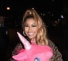 Nicki Minaj arrive à son hôtel après avoir fait la fête dans le club Opium avec une peluche licorne XXL dans les bras à Londres, le 11 mars 2019. Nicki porte un ensemble Fendi.