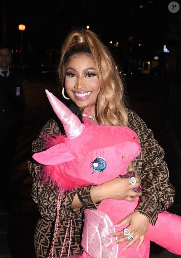 Nicki Minaj arrive à son hôtel après avoir fait la fête dans le club Opium avec une peluche licorne XXL dans les bras à Londres, le 11 mars 2019. Nicki porte un ensemble Fendi.