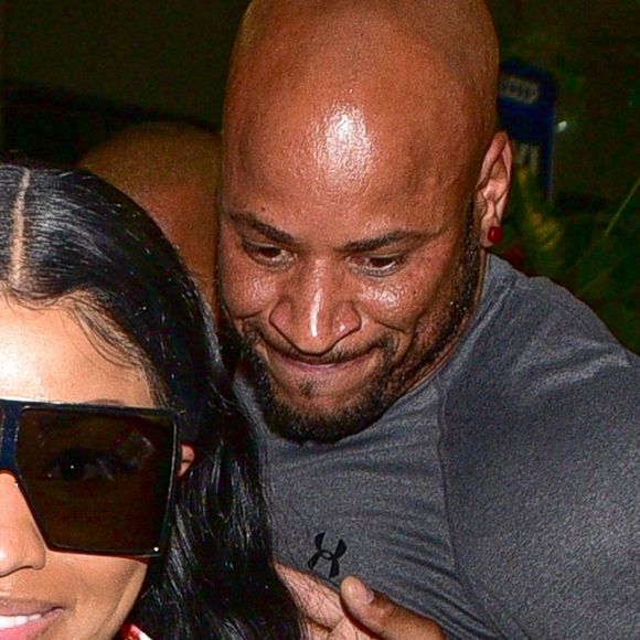 Nicki Minaj salue ses fans à son arrivée à l'aéroport de Guarulhos International au Brésil, le 25 septembre 2018