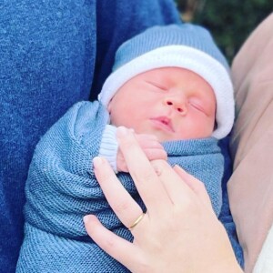 La princesse Eugenie a révélé le prénom de son fils sur Instagram le 20 février 2021. Il s'appelle August Philip Hawke Brooksbank.