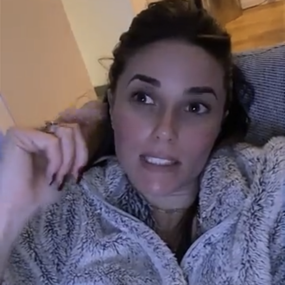 Capucine Anav accusée de profiter de l'argent de son amoureux Victor, millionnaire, par un internaute sur Snapchat, le 18 février 2021.