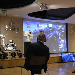 Emmanuel Macron et sa femme Brigitte en visite au Centre national d'études spatiales de Paris, à l'occasion de l'atterrissage de l'astromobile Perseverance sur Mars. Le 18 février 2021 © Eliot Blondet / Pool / Bestimage