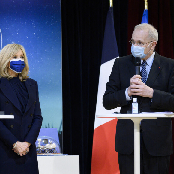 Jean-Yves Le Gall (Président du CNES) - Emmanuel Macron et sa femme Brigitte en visite au Centre national d'études spatiales de Paris, à l'occasion de l'atterrissage de l'astromobile Perseverance sur Mars. Le 18 février 2021 © Eliot Blondet / Pool / Bestimage