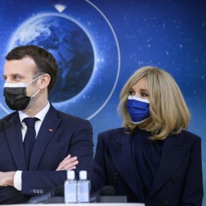 Emmanuel Macron et sa femme Brigitte en visite au Centre national d'études spatiales de Paris, à l'occasion de l'atterrissage de l'astromobile Perseverance sur Mars. © Eliot Blondet / Pool / Bestimage