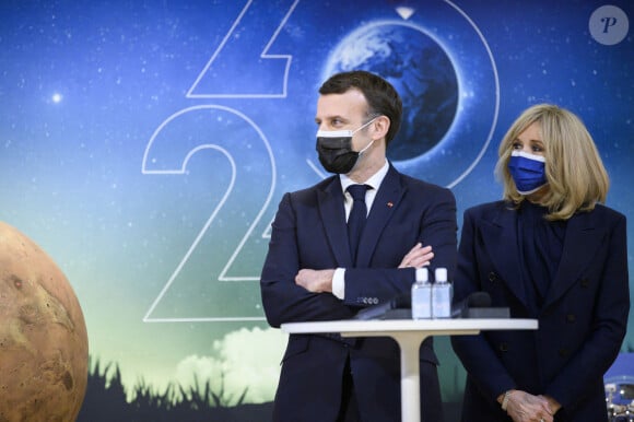 Emmanuel Macron et sa femme Brigitte en visite au Centre national d'études spatiales de Paris, à l'occasion de l'atterrissage de l'astromobile Perseverance sur Mars. © Eliot Blondet / Pool / Bestimage