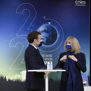 Emmanuel Macron et sa femme Brigitte en visite au Centre national d'études spatiales de Paris, à l'occasion de l'atterrissage de l'astromobile Perseverance sur Mars. Le 18 février 2021 © Eliot Blondet / Pool / Bestimage